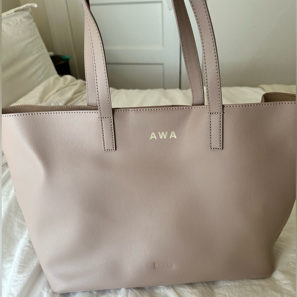 Away Tote in Blush. New. Just don’t have tags but never used.